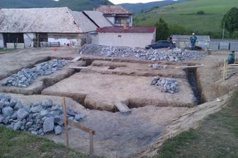 zavozené makadámom, pripravené na betónovanie