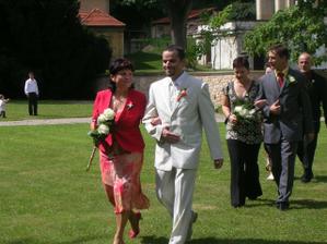 ženich s maminkou - nástup