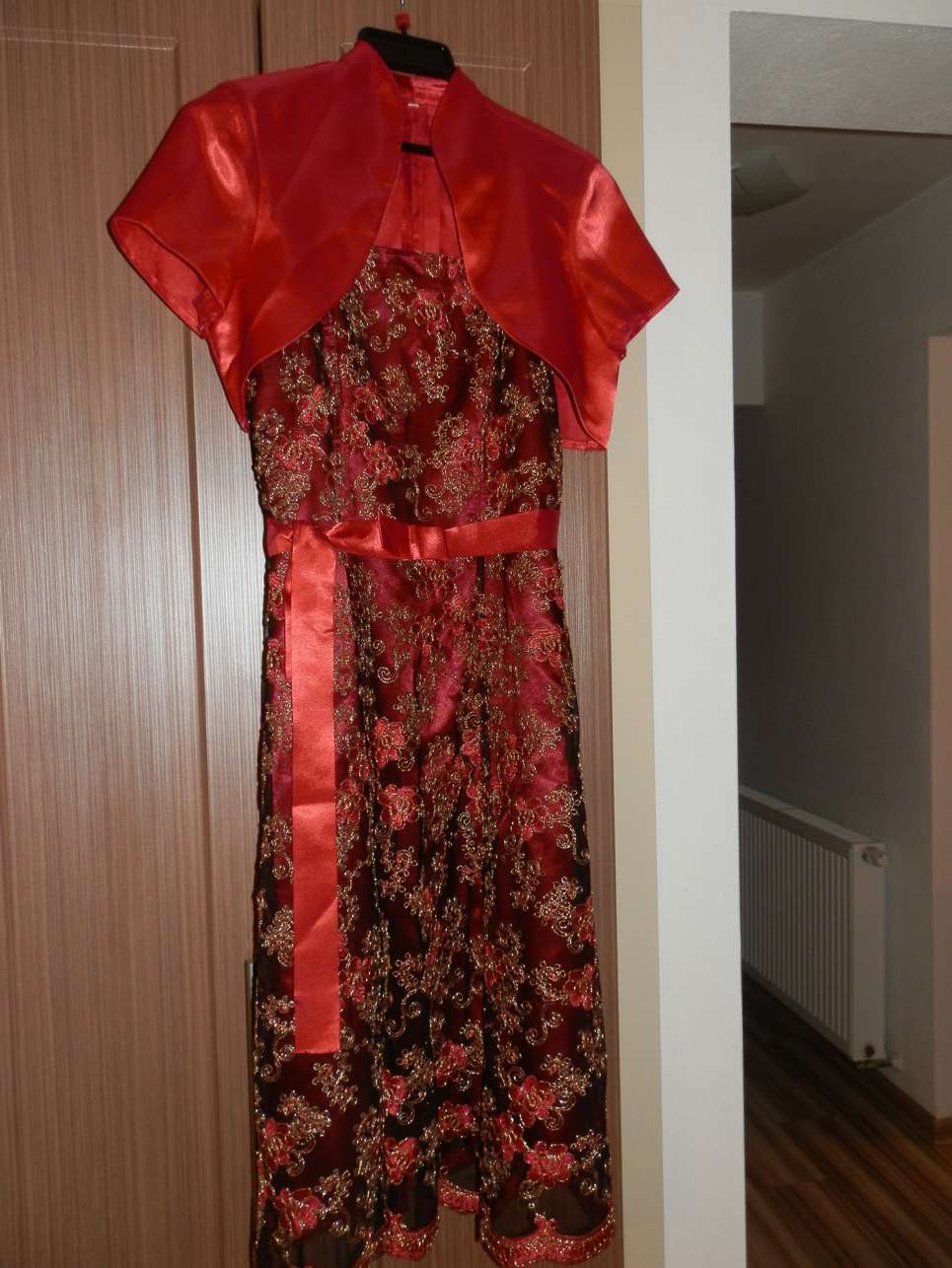 zlatočervené šaty - Obrázok č. 1