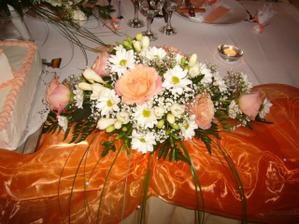 ikebana na hlavnom stole