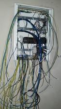 Skrinka na elektrinu ... samé káble