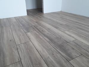Napredujeme ... mužíček sa pustil do plávajúcej podlahy