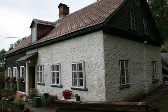 a takto si představují exteriér kolem chaty