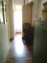 V budoucnu bude místo kočárku vestavěná skříň. Na skříni můžete vidět prkna, z těch bude strop na WC