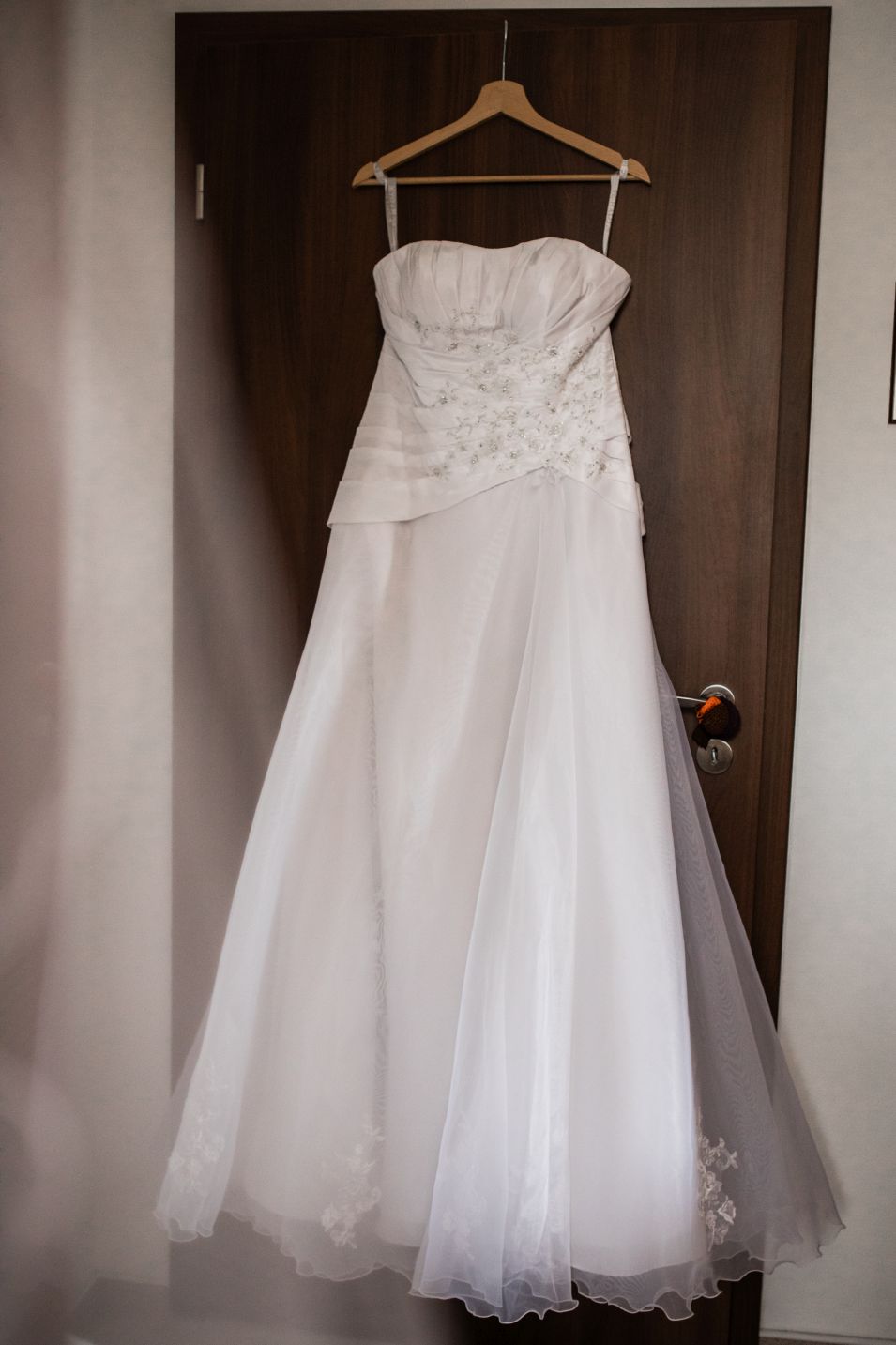 Bílé svatební šaty - Obrázek č. 1