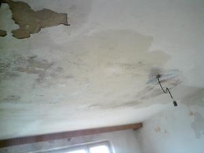 Samozrejme ked sme začali robiť strechu tak muselo pršať a voda nemala kam odtekať tak nám "trošku" zatieklo