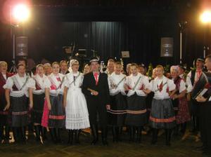 a toto je naša folklórna skupina TOPOĽNICA