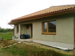 Celkovy pohlad na nas bungalov. Pred vchodom su este vrecia s odpadom (4 murari x 6 dni = 11 vriec odpadu ;-)
