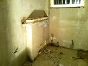 "Rekonstrukcia" ide do poslednej fazy - upraveny odtokovy zlab, znizeny murik pri geberite, zahadzane vyvody radiatoru. Este zasietkovat ... a ideme obkladat!