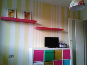 No a novinkam Ikea sme samozrejme neodolali - tyrkysove policky do obyvacky a cyklamenove do detskej izby. Skoda, ze vtedy este nemali ten ruzovy expedit...co uz