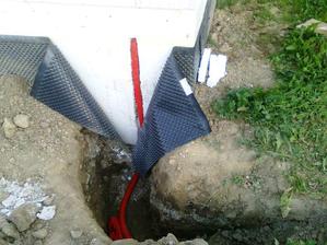 elektricky kabel polozeny (vyzera ako velka dazdovka :-)
