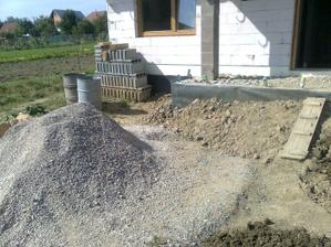 ... a tiez presunut hromadu strku a odkopat ujazdenu vrstvu strku a urobit vykop, ktorym pojde plyn do domu, vedla vstupnej "terasy"..