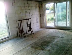 Chystame sa pokladat podlahove kurenie a robit potery, tak sme drevo na podbitie odstahovali z obyvacky.