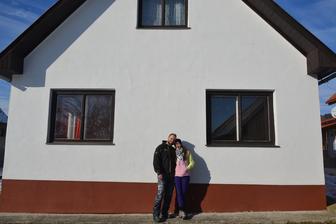 Naša prvá spoločná fotka pred domčekom