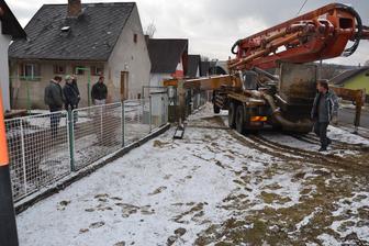 A začína sa ďalšia etapa. Prišiel elefant, aby nám zrobili prvý poter