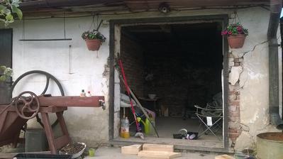 kým do dome pršalo,prvá časť budúceho altánku "sa vymurovala"....