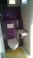 wc pred sparovanim. cerstvo polozena podlaha