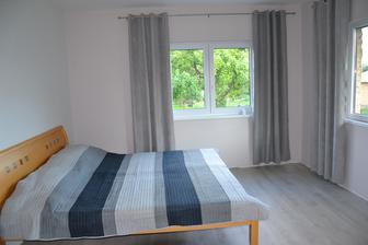 Spálňa. Ešte dajaká okrasná za čelom postele, namontovať lišty, dať pod okno ležadlo, našrubovať zásuvky a hotovo :-D