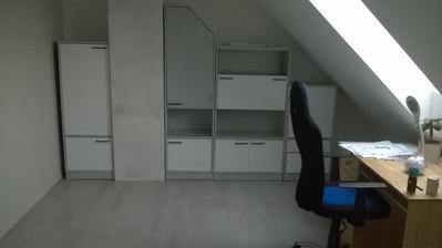 nábytok vo fáze maľovania. Komín bude tabuľovou farbou, aby si deti mohli kresliť