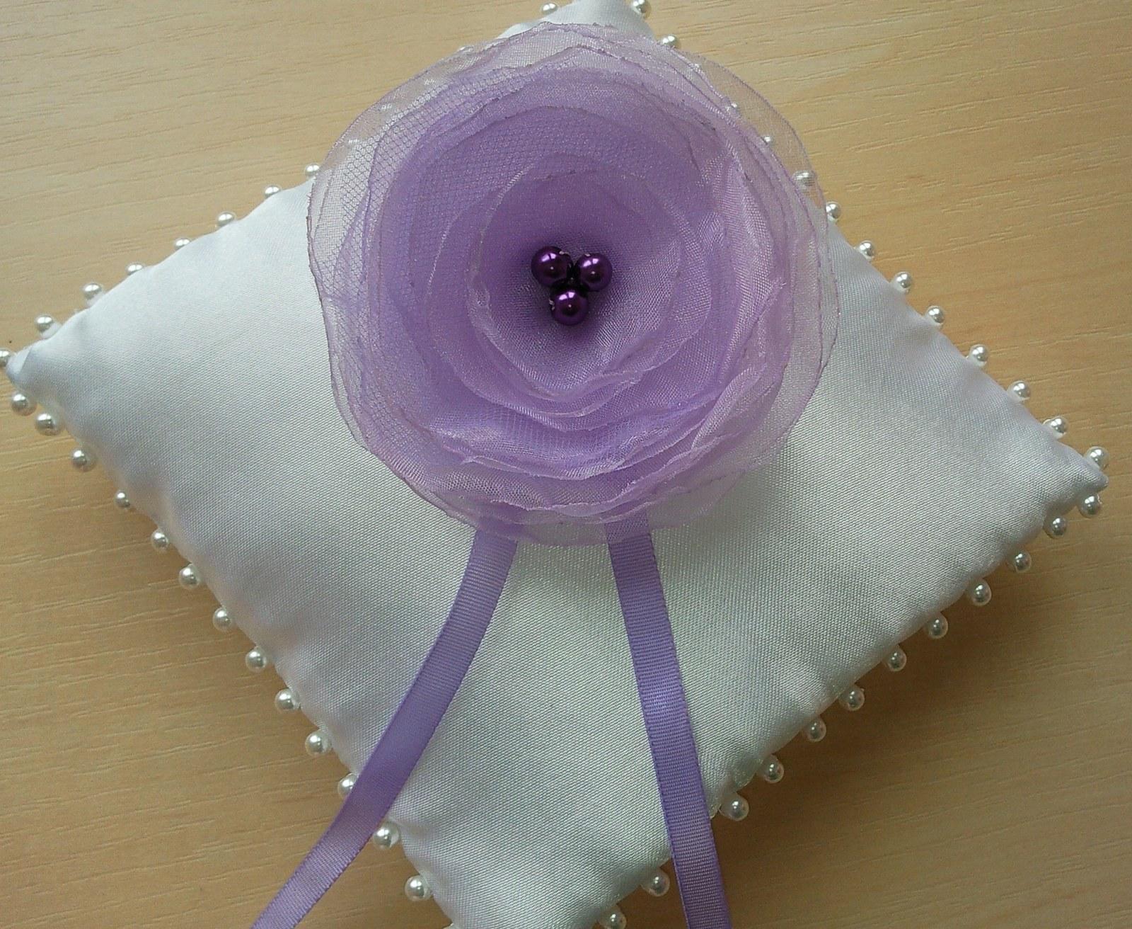 Bílý polštářek pod prstýnky - květinka fialková - Obrázek č. 1