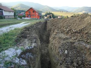 ryha na položenie vodovodného potrubia a elektrického káblu