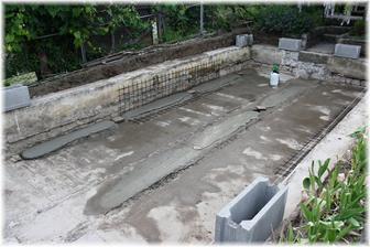 Dnešní vývoj - manžel si pohrál s vodováhou a udělal betonové pásy na srovnání dna. Všechen beton míchá ručně.