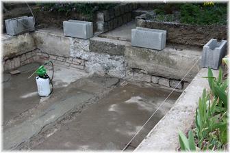 A taky si hrál s provázkem a zaměřoval rovinu na horní část bazénu, která bude ze ztraceného bednění.