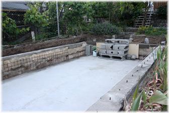 Dno srovnané, beton pomalu vysychá, tak se může začít srovnávat okraj