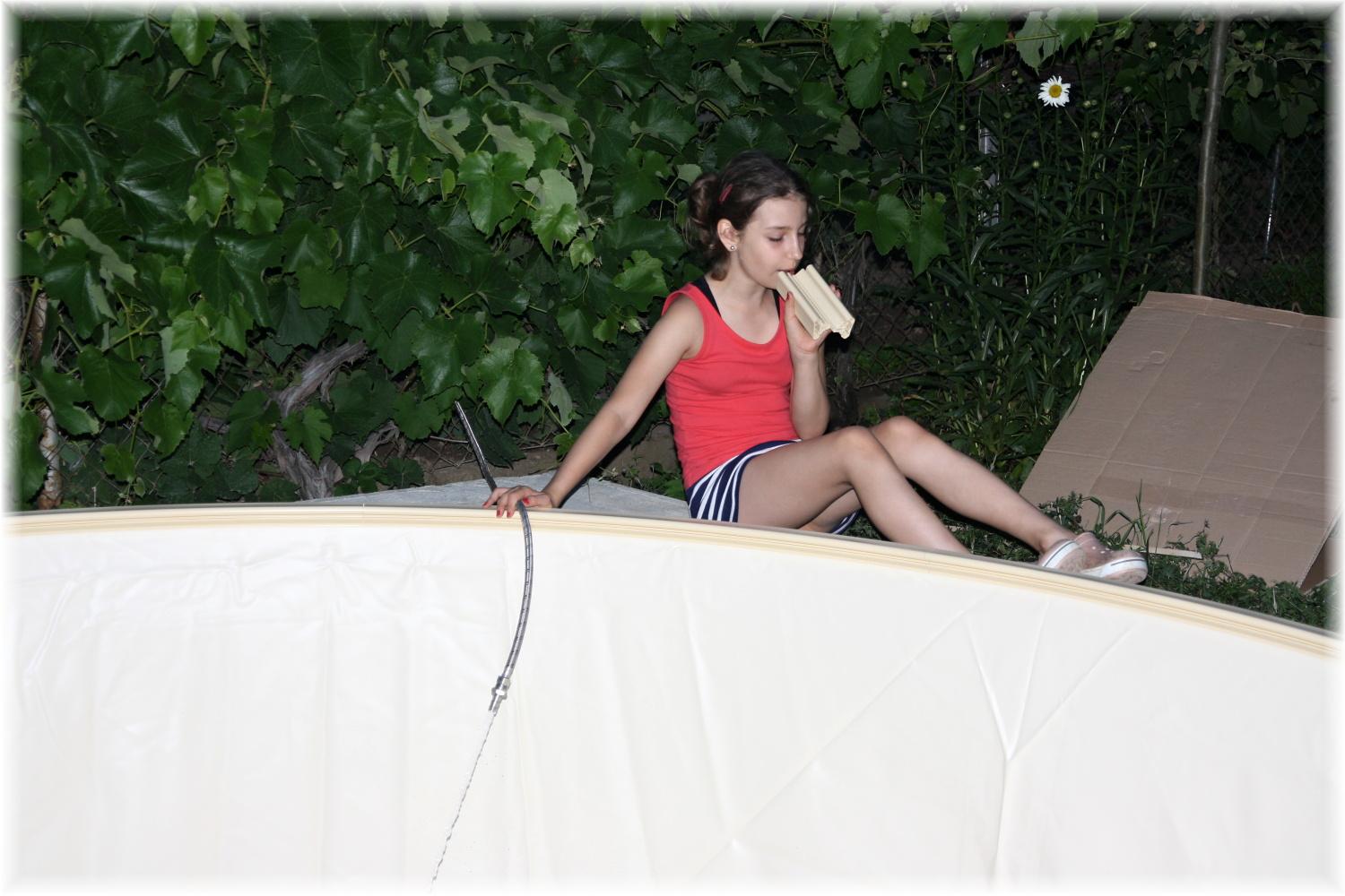 Vlastníma rukama - ze skleníku bazén - Dcera napouší a při tom celou dobu brebentí do "mikrofonu". Moderovala reportáž o stavbě bazénu :D