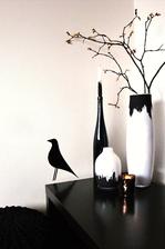 malé tvoření eames bird , ale u nás jen vystřižený ze samolepícího černého papíru, svícen bloomingville od Nordic day, Vánoce u nás letos budou bronzové, bílé a černé plus přírodní deko