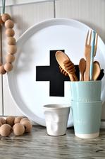 najdi pět rozdílů můj DIY a originál, tím největším je cena :-) , můj cca 80Kč originál zde http://www.nordicday.cz/dekorace/kulaty-tac-cross-white/