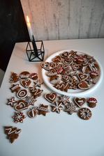 letos jsem si to pěkně ztížila, chtěla jsem malé perníčky a neuvědomila si, že bude složité je malovat...