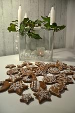 Trošku jsem vytunila svícen, děkuji za inspiraci Veronice z My white obsession..... svíčka uvnitř je jen dočasně, nestíhám totiž dokupovat bílé svíčky, moje spotřeba je šílená