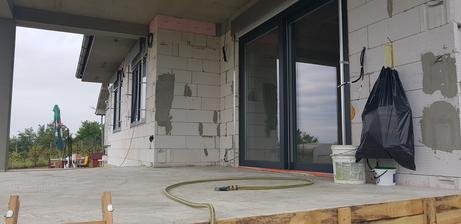 HS portal je uz bezbarierovy,cca 20cm sme museli dobetonovat aby sme boli v rovine