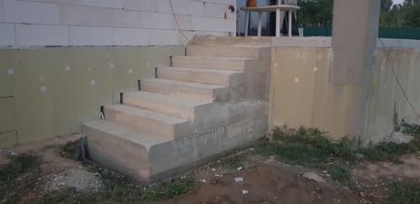 Schody z terasy, cele odliate betonom