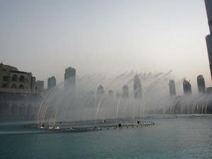 světová fontána před Burj Khalifou