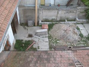 Z lešení byly parádní výhledy, toto je zrovna binec na dvorku, tuto sut pak nahrnu pod zámkovku