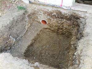 Jama na základ stĺpu a chránička na kanalizáciu
