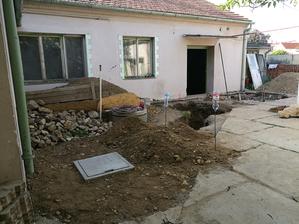 Hliny z výkopov bolo až až, tak sme sypali, kde sa dalo