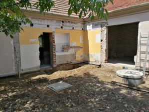 Zbúraná prístavba, vybraté aj základy