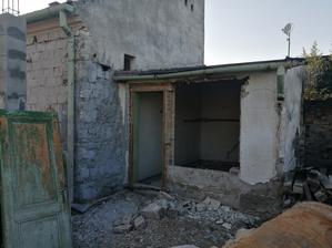 začatie búrania letnej kuchynky