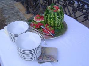 drinky by sa mohli podavat aj v ananase, melone a pod. Sorr za ukradnuty pic:)