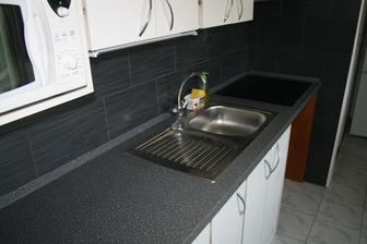 Dnes konecne namontovana pracovna doska + lysty......aj drez s varnou doskou