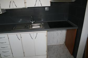 Dnes konecne namontovana pracovna doska + lysty......aj drez s varnou doskou este chyba celo a rura
