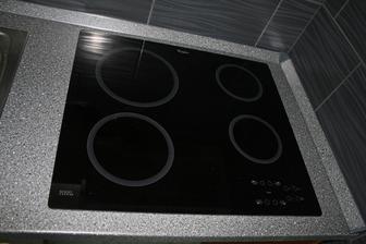 Dnes konecne namontovana pracovna doska + lysty......aj drez s varnou doskou