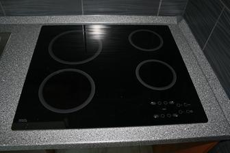 Dnes konecne namontovana pracovna doska + lysty......aj drez s varnou doskou