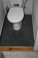 Druhá fáza- Obklad a dlažba WC hotove uz aj s novym prahom