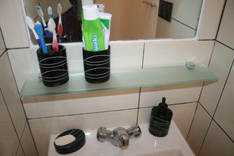 set na mydlo a ustnu hygienu :) policka este chybaju lysty okolo zrkadla