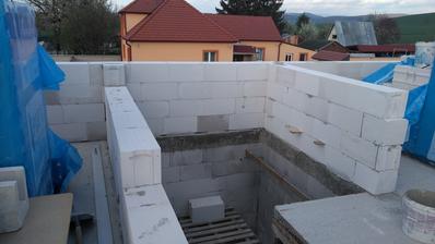 pokračujeme poschodím