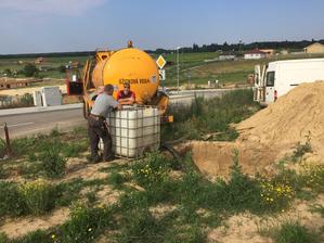 20.6. 2018 - Napriek dostupnosti vsetkych sieti a aj pitnej vody mi pride blbe pouzivat ju na splachovanie/polievanie a tak sme dnes vrtali studnu. Najpr vsme si pripravili jamu 2x2x2m podla poziadavky studniarov, do ktorej sme napustili vodu.